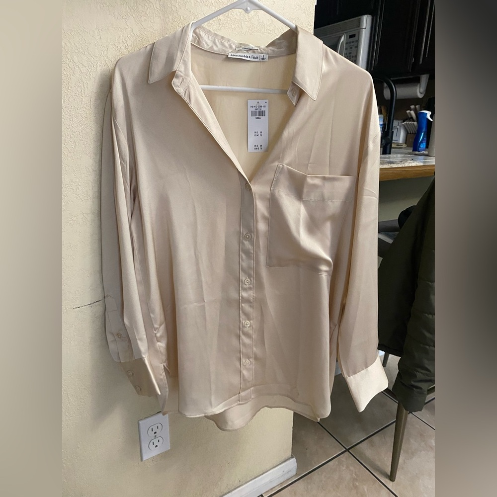 Abercrombie & Fitch women’s oversized satin Button Down Shirt - Cream, small